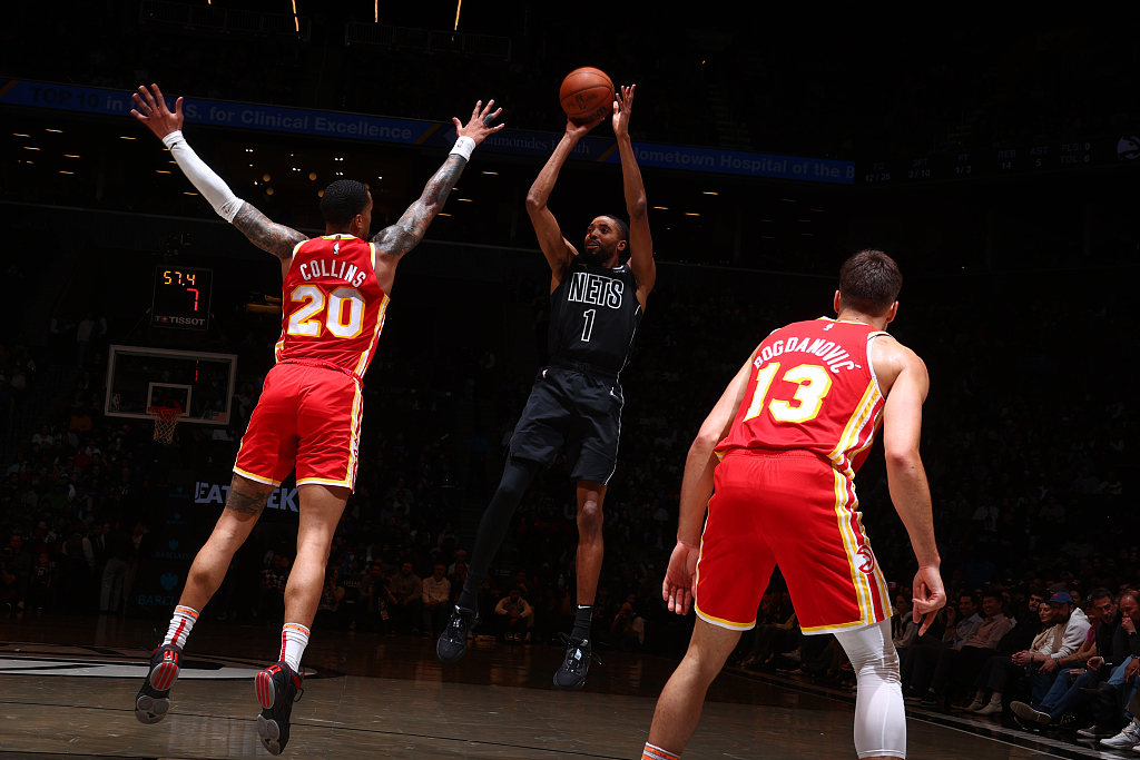 Mikal Bridges (#1) of the Brooklyn Nets shoots in the game against the Atlanta Hawks at the Barclays Center in Brooklyn, New York City, March 31, 2023. /CFP