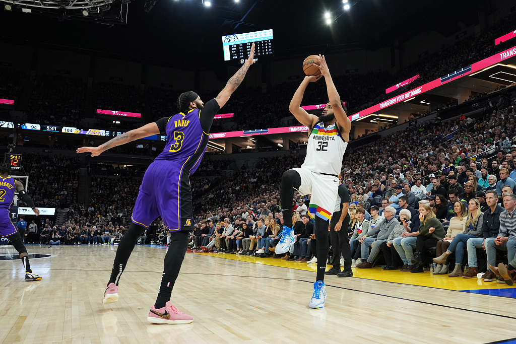 Karl-Anthony Towns (#32) of the Minnesota Timberwolves shoots in the game against the Los Angeles Lakers at the Target Center in Minneapolis, Minnesota, March 31, 2023. /CFP