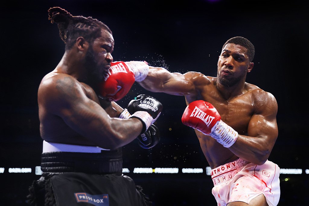 Anthony Joshua of Britain (R) punches Jermaine Franklin of the U.S. in the heavyweight fight at the O2 Arena in London, Britain, April 1, 2023. /CFP