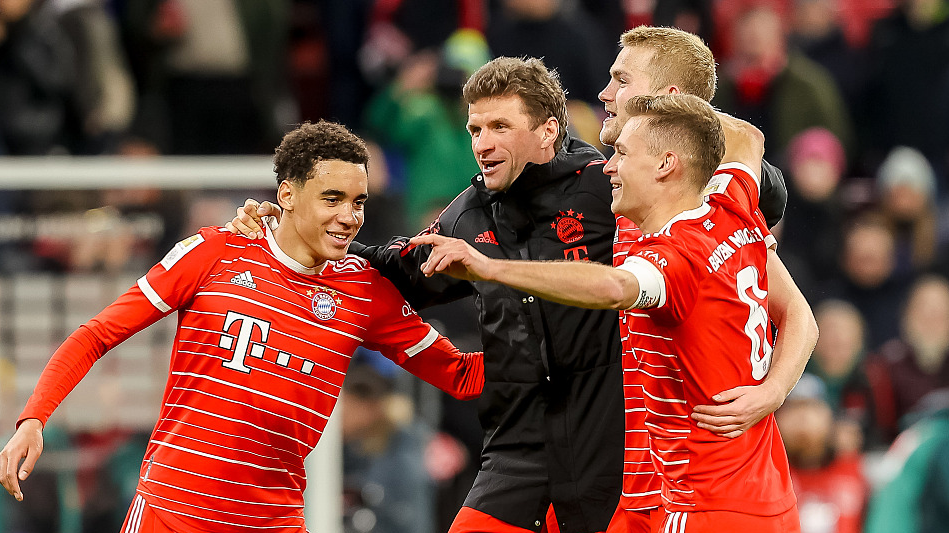 Bayern Munich players celebrate after winning a Bundesliga match against Borussia Dortmund in Munich, Germany, April 1, 2023. /CFP