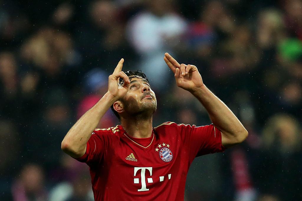 Claudio Pizarro of Bayern Munich celebrates after scoring a goal in the Bundesliga game against Hamburger SV at Allianz Arena in Munich, Germany, March 30, 2013. /CFP 