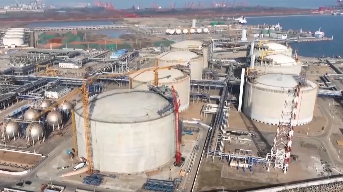 The main structure of China's largest liquefied natural gas (LNG) storage tank is completed in Qingdao, Shandong Province, March 31, 2023. /CMG