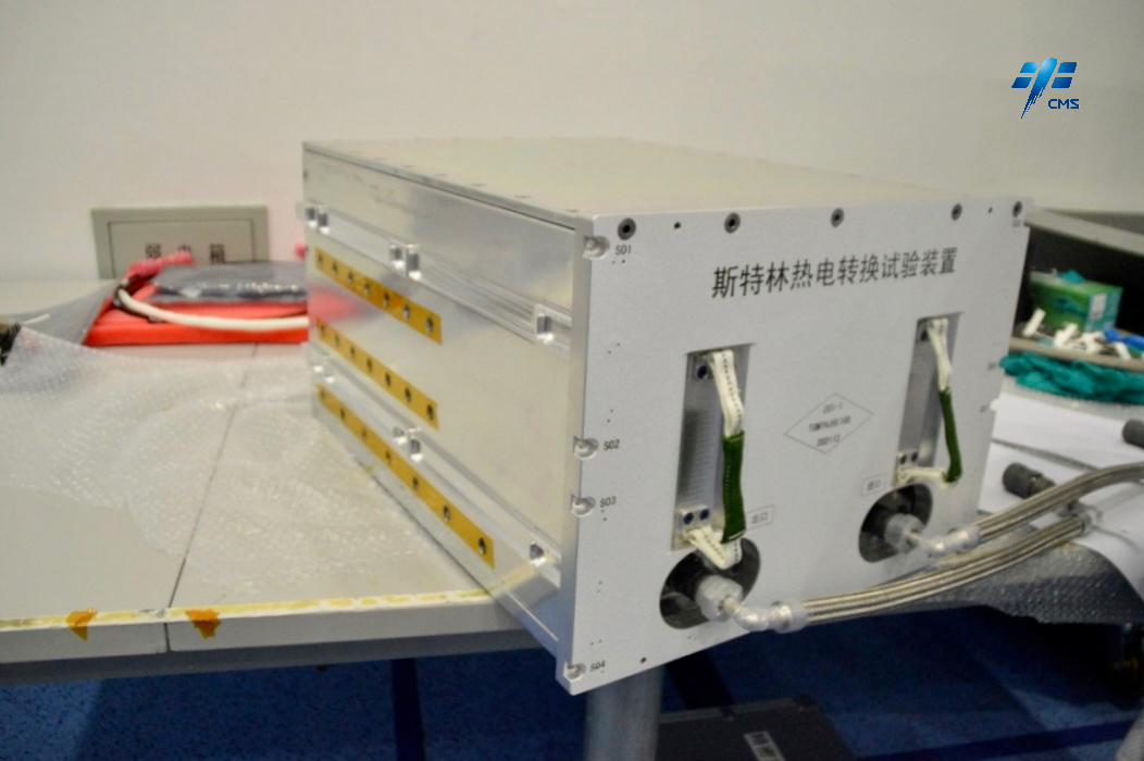 Le dispositif coiffé du convertisseur thermoélectrique de Stirling.  /Agence spatiale chinoise habitée