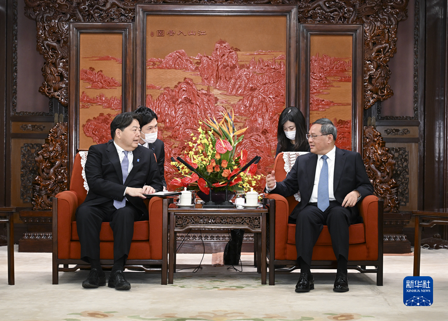Chinese Premier Li Qiang (R) meets with Japanese Foreign Minister Yoshimasa Hayashi in Beijing, China, April 2, 2023. /Xinhua