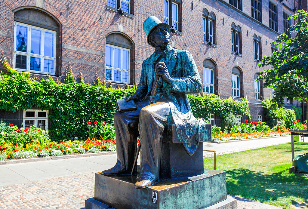 A statue of Hans Christian Andersen in Copenhagen, Denmark. /CFP