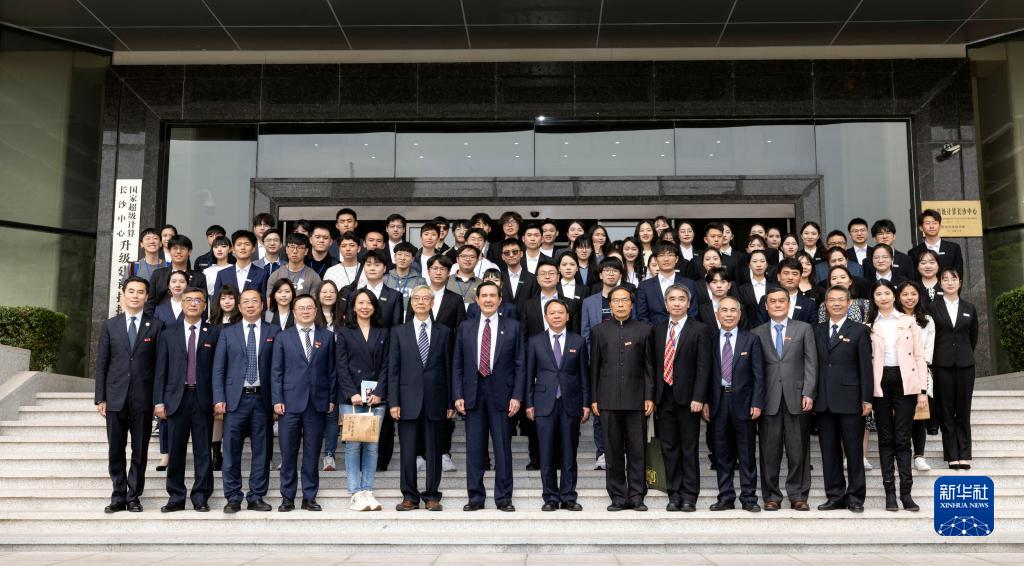 Ma Ying-jeou leads a group of Taiwan students to Hunan University in Hunan Province on the Chinese mainland, April 2, 2023. /Xinhua