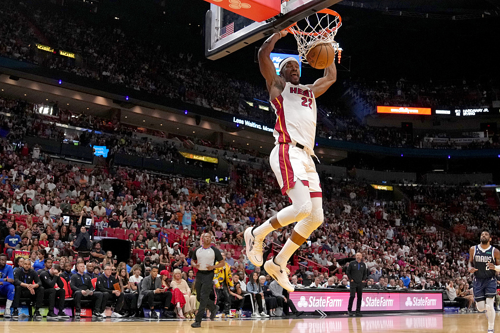 Jimmy Butler (#22) of the Miami Heat dunks in the game against the Dallas Mavericks at Miami-Dade Arena in Miami, Florida, April 1, 2023. /CFP