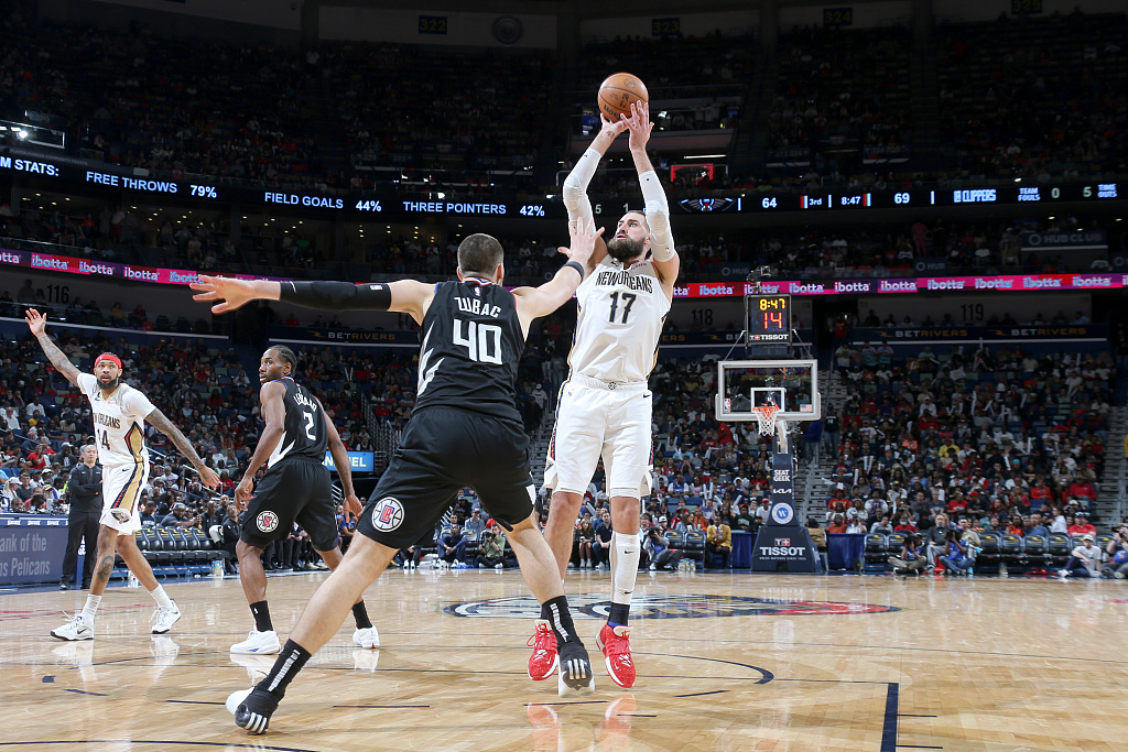 Jonas Valanciunas (#17) of the New Orleans Pelicans shoots in the game against the Los Angeles Clippers at the Smoothie King Center in New Orleans, Louisiana, April 1, 2023. /CFP