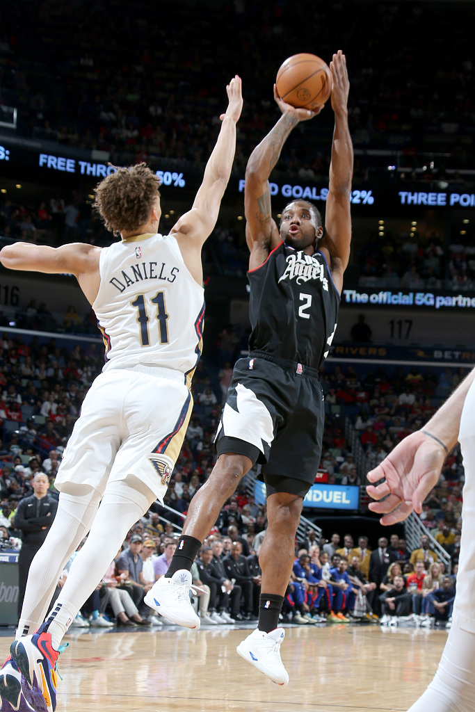 Kawhi Leonard (#2) of the Los Angeles Clippers shoots in the game against the New Orleans Pelicans at the Smoothie King Center in New Orleans, Louisiana, April 1, 2023. /CFP
