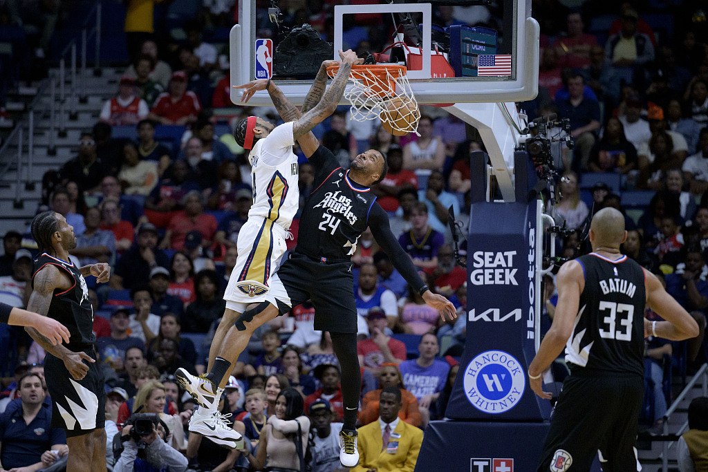 Brandon Ingram (L) of the New Orleans Pelicans dunks in the game against the Los Angeles Clippers at the Smoothie King Center in New Orleans, Louisiana, April 1, 2023. /CFP
