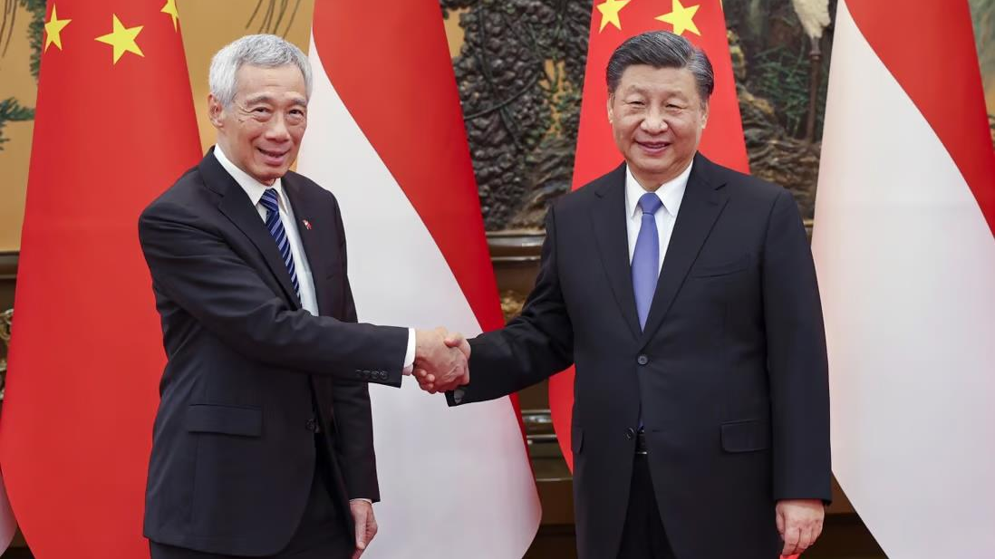 Chinese President Xi Jinping meets with Singaporean Prime Minister Lee Hsien Loong in Beijing, capital of China, March 31, 2023. /Xinhua