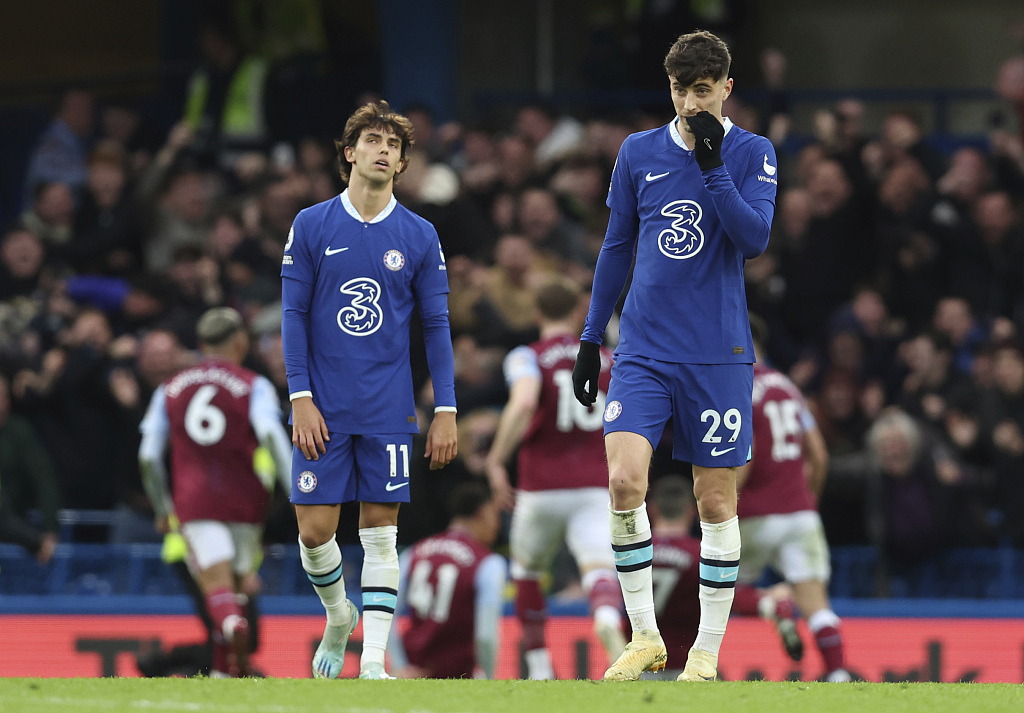 Chelsea players looks dejected after their Premier League loss to Aston Villa at Stamford Bridge in London, England, April 1, 2023. /CFP