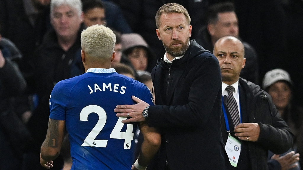 Graham Potter (R) comforts Chelsea's English defender Reece James (L) at the end of their team's Premier League loss to Aston Villa at Stamford Bridge in London, England, April 1, 2023. /CFP