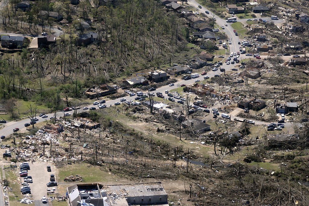 Cars line up along the road as cleanup continues from Friday's tornado damage, in western Little Rock, Arkansas, U.S., April 2, 2023. /CFP