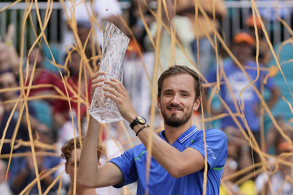 Daniil Medvedev of Russia hoists his trophy after winning the Miami Open tennis tournament in Miami, U.S., April 2, 2023. /CFP 