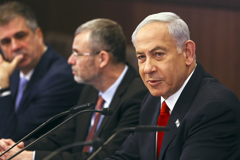 Israeli Prime Minister Benjamin Netanyahu (R) addresses the cabinet meeting at the prime minister's office in Jerusalem, April 2, 2023. /CFP