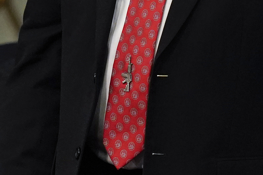 Representative Andrew Clyde wears an AR-15 tie tack as he votes for the 10th time in the House chamber as the House meets for the third day to elect a speaker and convene the 118th Congress in Washington, D.C., U.S., January 5, 2023. /CFP