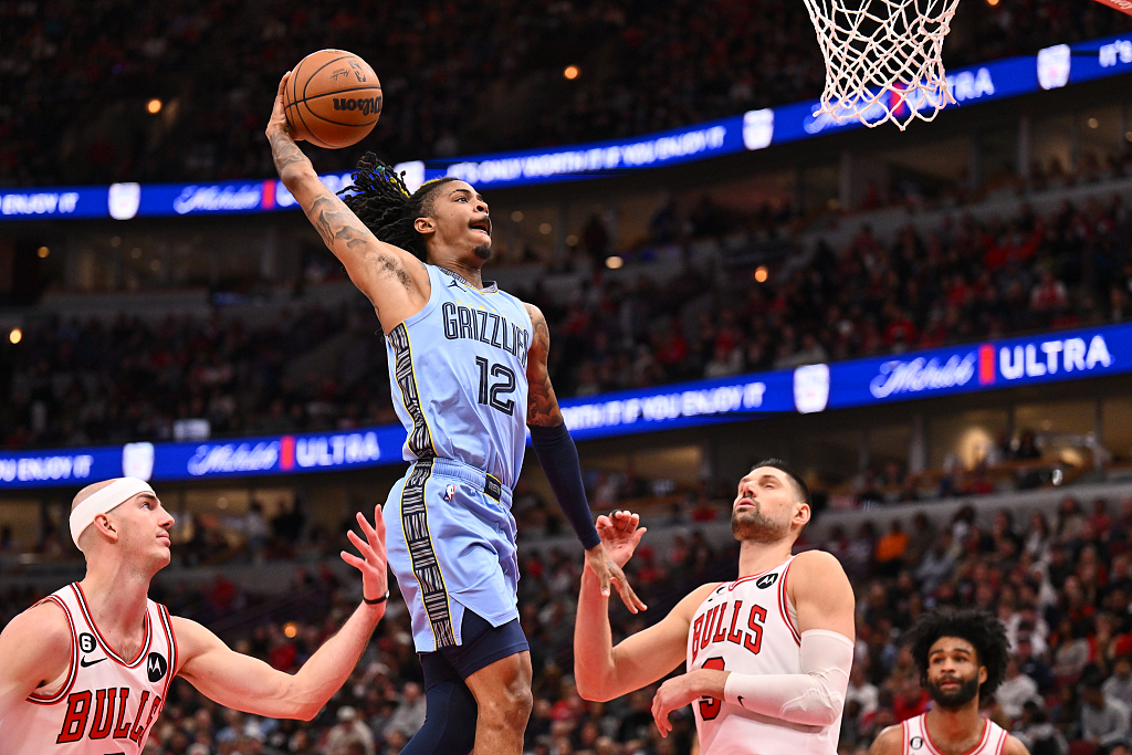 Ja Morant (#12) of the Memphis Grizzlies drives toward the rim in the game against the Chicago Bulls at the United Center in Chicago, Illinois, April 2, 2023. /CFP