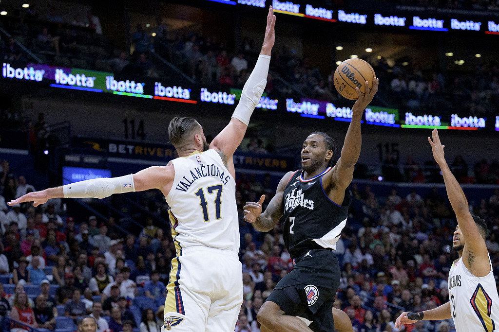 Kawhi Leonard (#2) of the Los Angeles Clippers drives toward the rim in the game against the New Orleans Pelicans at the Smoothie King Center in New Orleans, Louisiana, April 1, 2023. /CFP