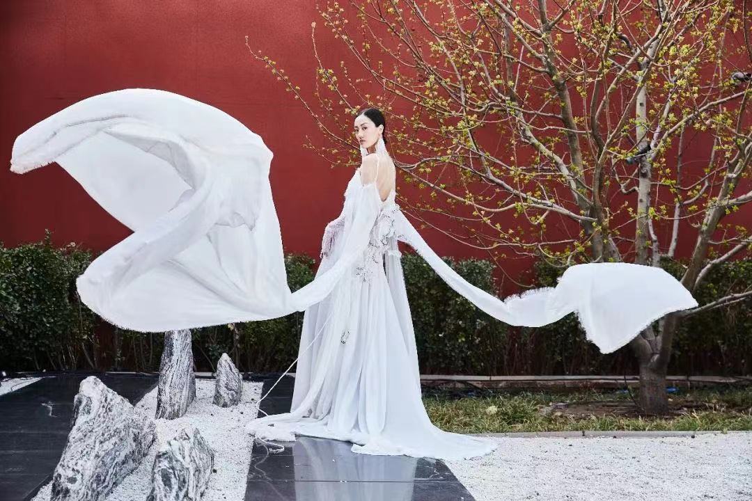 A model parades a billowing dress, part of Xiong Ying's autumn/winter 2023 collection. /Beijing Fashion Week