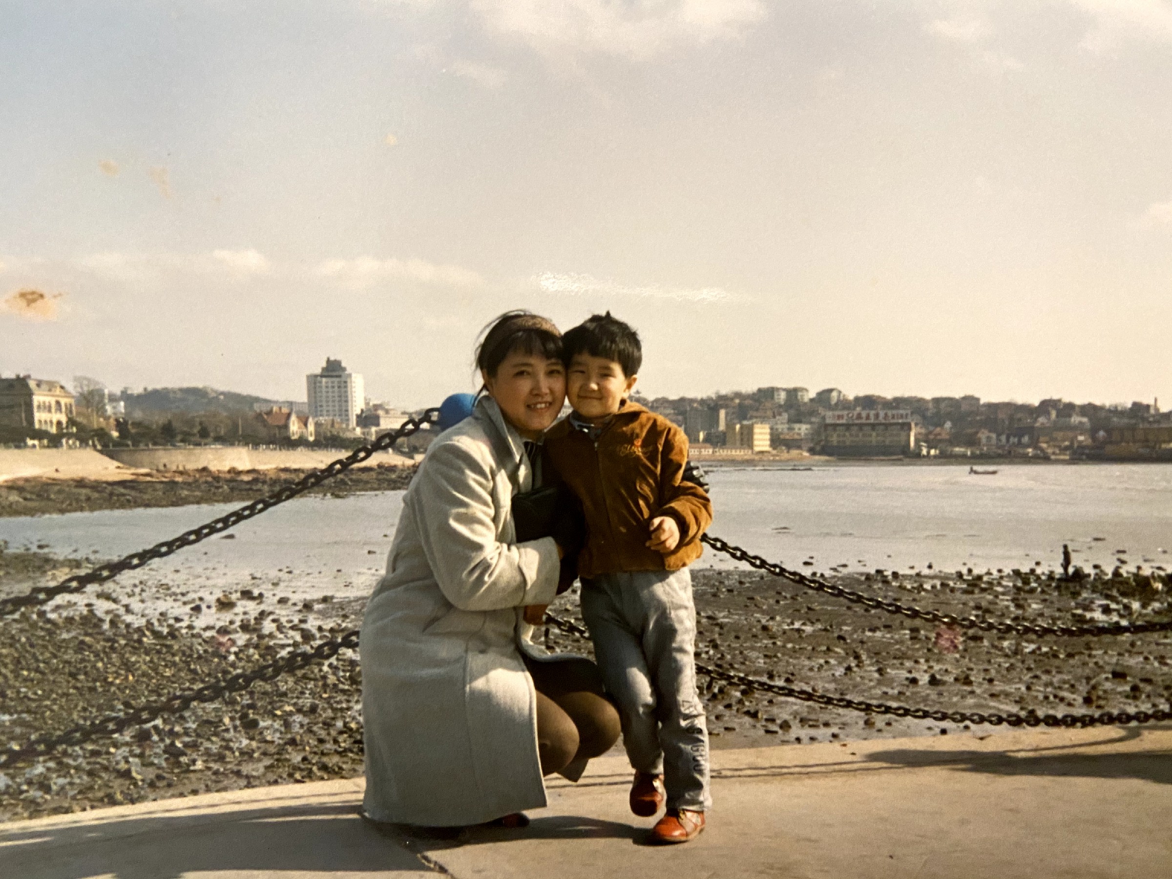 Su Meng as a young child was with her mother in Qingdao, east China’s Shandong. /Courtesy: Su Meng
