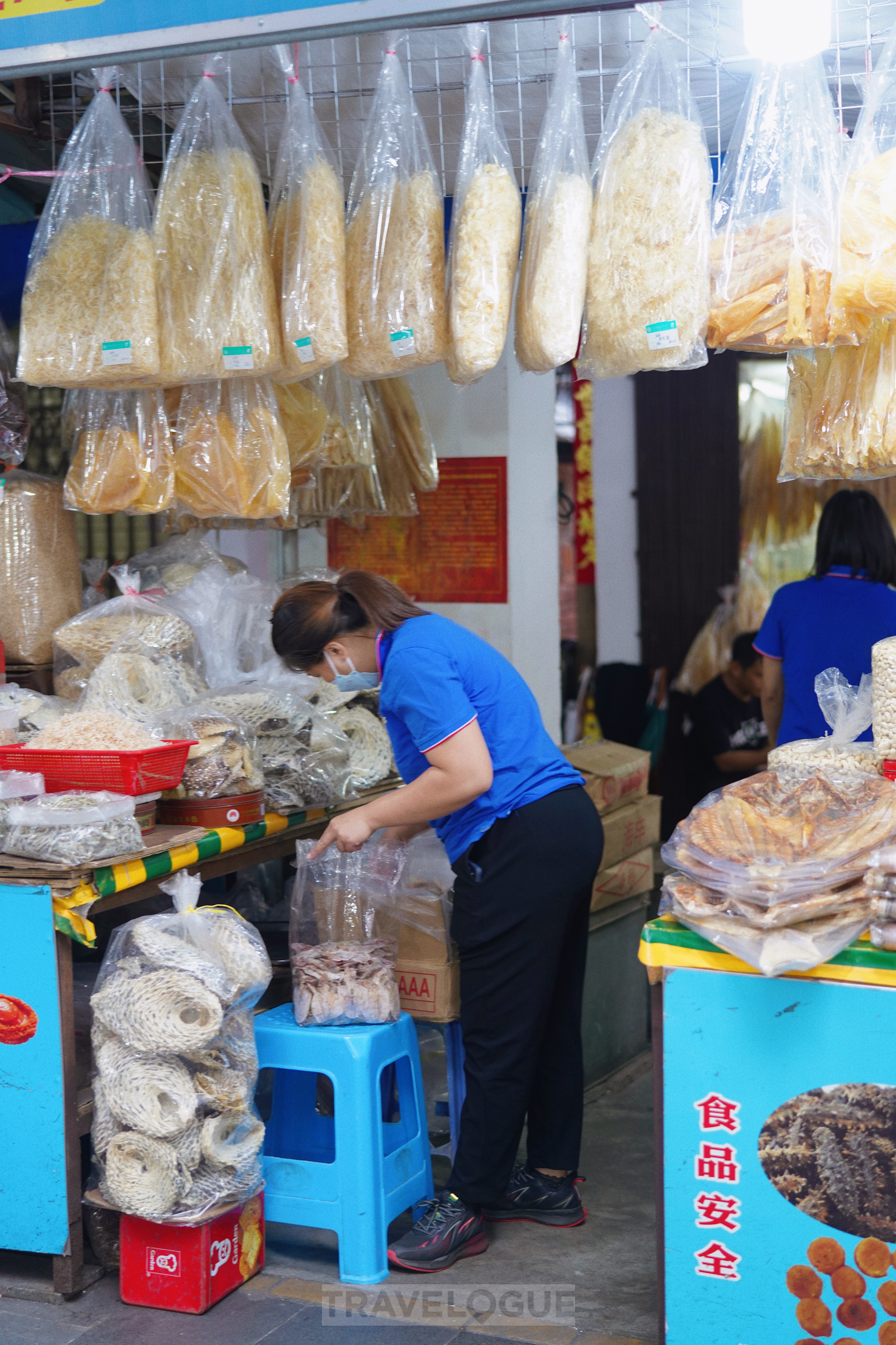Fresh shrimps, oysters, crabs and some less common seafood are on offer at a typical Haikou market. /CGTN 