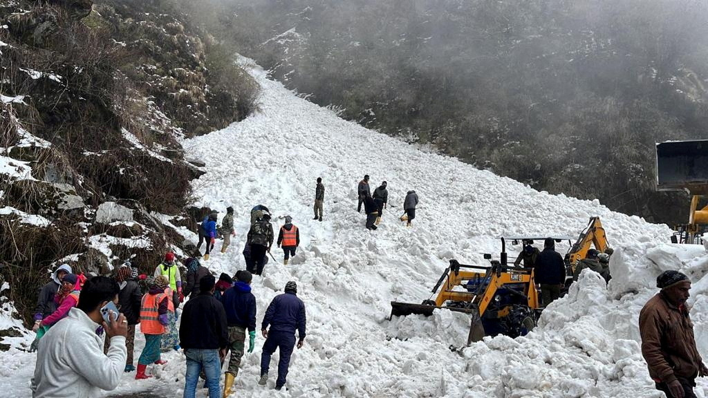 Rescue team members search for survivors after an avalanche in Sikkim, India, April 4, 2023. /Reuters