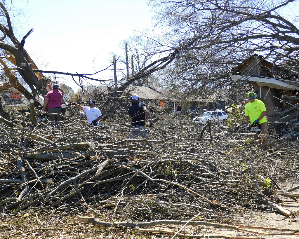 Volunteers cut up trees that were down at the corner of E. Bridges Avenue and N. Killough Road in Wynne, Arkansas, April 1, 2023. /CFP