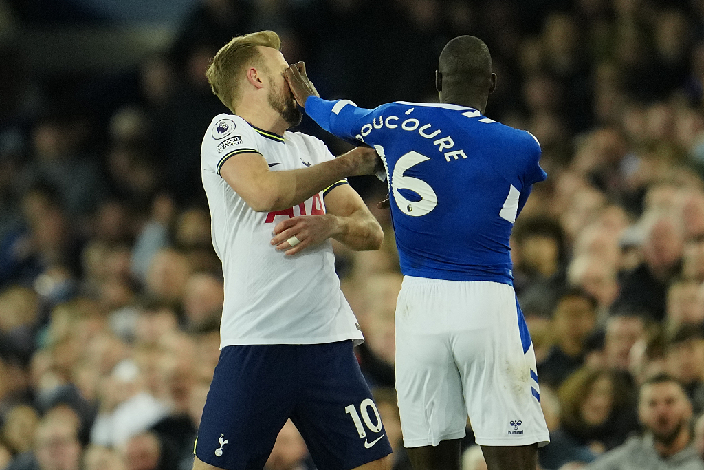 Tottenham's Harry Kane (L) is pushed by Everton's Abdoulaye Doucoure during their clash at the Goodison Park stadium in Liverpool, England, April 3, 2023. /CFP