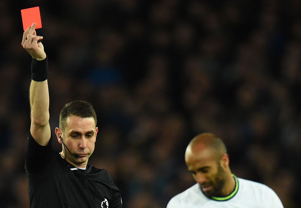 Referee David Coote gives a red card to Tottenham's Brazilian midfielder Lucas Moura (R) during their clash with Everton at the Goodison Park stadium in Liverpool, England, April 3, 2023. /CFP