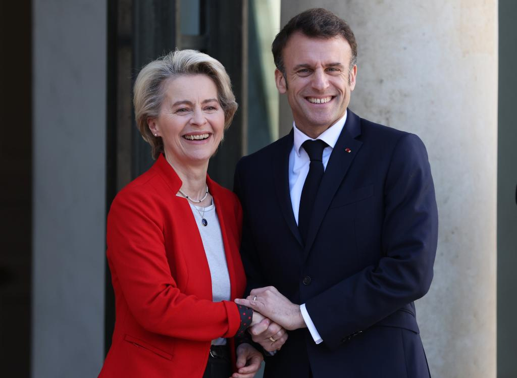 French President Emmanuel Macron (R) and European Commission President Ursula von der Leyen at the Elysee Palace in Paris, France, April 3, 2023. /Xinhua