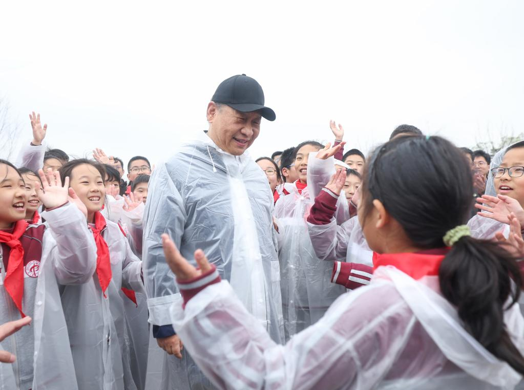 Chinese President Xi Jinping, also general secretary of the Communist Party of China Central Committee and chairman of the Central Military Commission, talks with young students during a voluntary tree planting activity in Beijing, capital of China, April 4, 2023. /Xinhua
