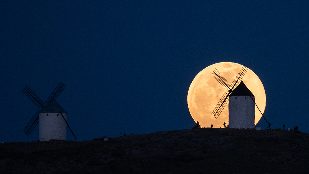 A full moon rises over a windmill in Consuegra, Toledo, Spain, Aprial 16, 2023. /CFP