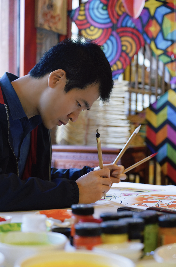 Miao Bogang paints a kite. /Miao Bogang