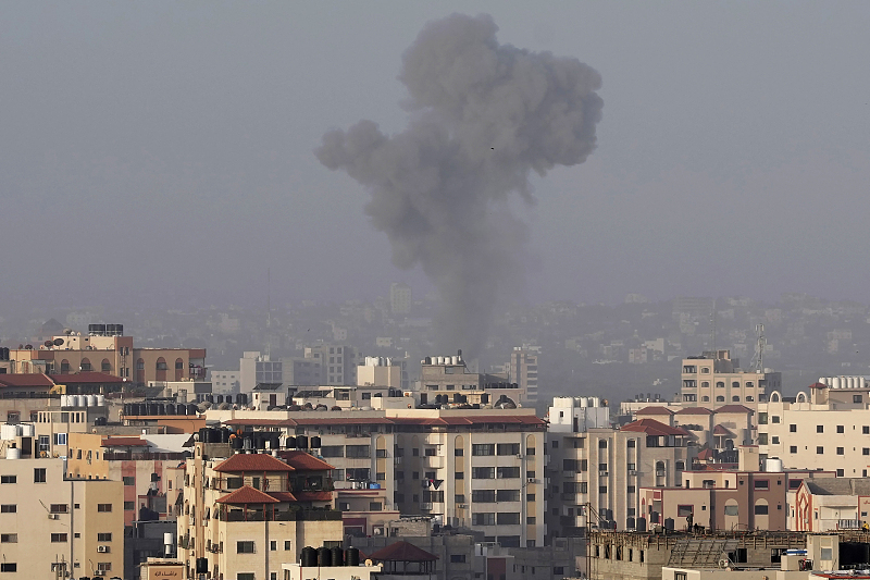 Smoke rises after Israeli airstrike hit a Hamas military camp in Gaza Strip, April 5, 2023. /CFP