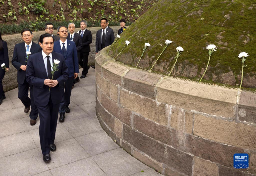 Ma Ying-jeou leads a delegation to pay tribute to a cemetery dedicated to General Zhang Zizhong in Chongqing Municipality, Southwest China, April 4, 2023. /Xinhua