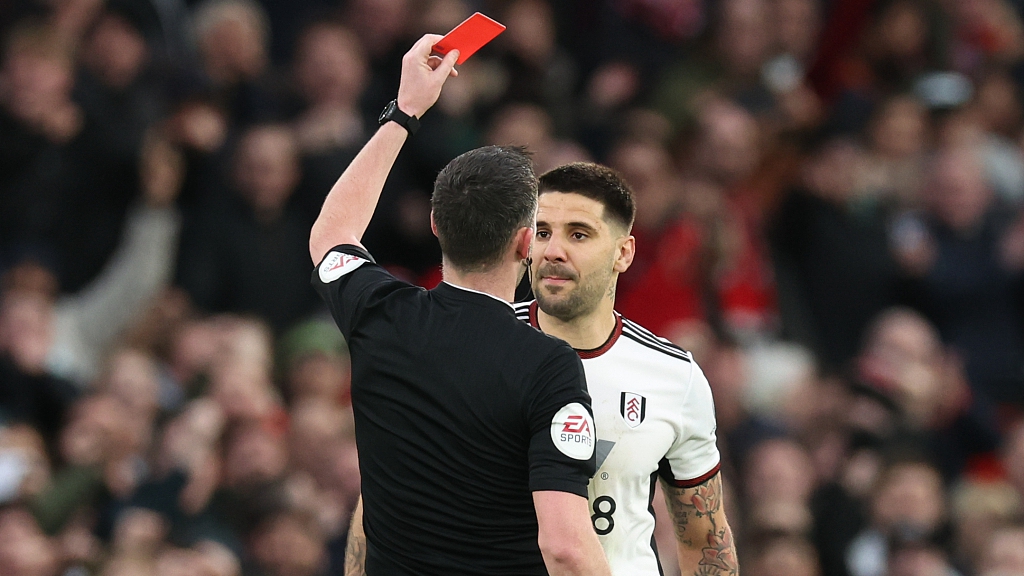 Aleksandar Mitrovic receives a red card from referee Chris Kavanagh during the FA Cup match between Manchester United and Fulham at Old Trafford in Manchester, England, March 19, 2023. /CFP