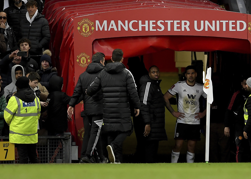 Aleksandar Mitrovic (in white) stands in frustration inside the tunnel after being sent off during the FA Cup match between Manchester United and Fulham at Old Trafford in Manchester, England, March 19, 2023. /CFP