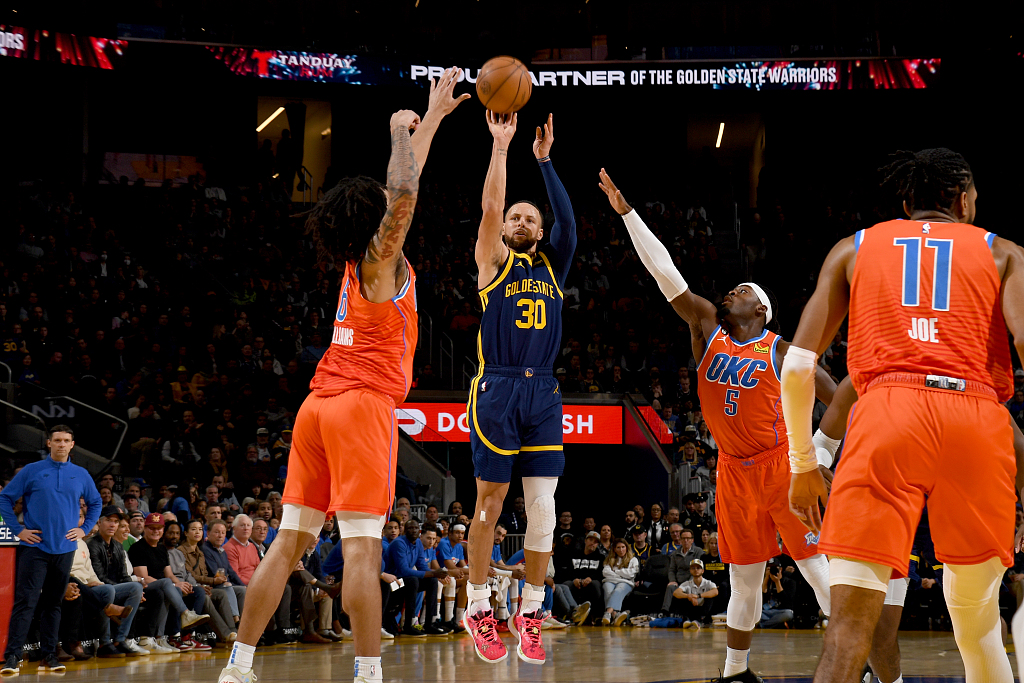 Stephen Curry (#30) of the Golden State Warriors shoots in the game against the Oklahoma City Thunder at the Chase Center in San Francisco, California, April 4, 2023. /CFP
