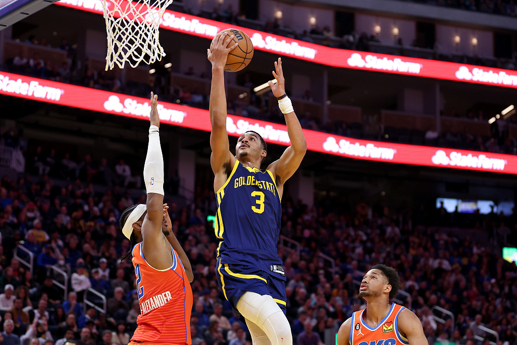 Jordan Poole (#3) of the Golden State Warriors drives toward the rim in the game against the Oklahoma City Thunder at the Chase Center in San Francisco, California, April 4, 2023. /CFP