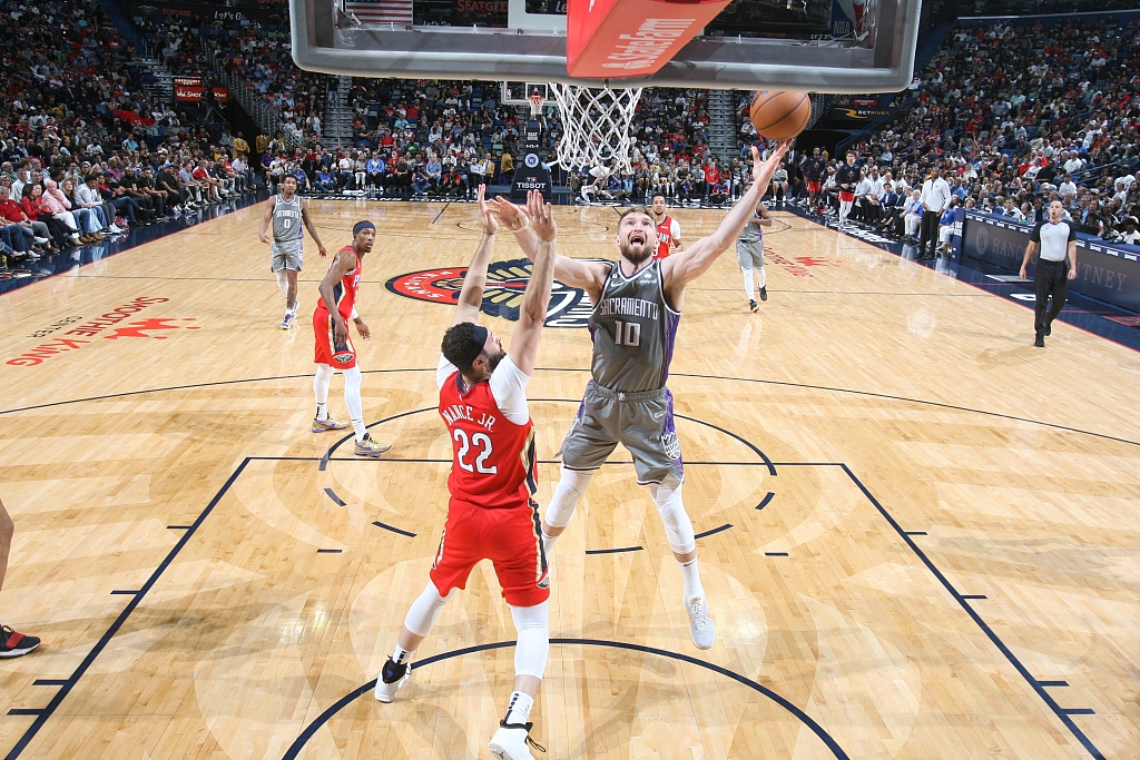 Domantas Sabonis (#10) of the Sacramento Kings drives toward the rim in the game against the New Orleans Pelicans at the Smoothie King Center in New Orleans, Louisiana, April 4, 2023. /CFP 