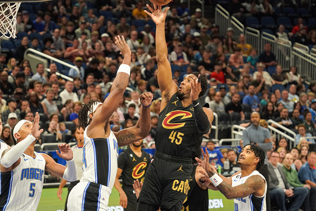 Donovan Mitchell (#45) of the Cleveland Cavaliers shoots in the game against the Orlando Magic at the Amway Center in Orlando, Florida, April 4, 2023. /CFP