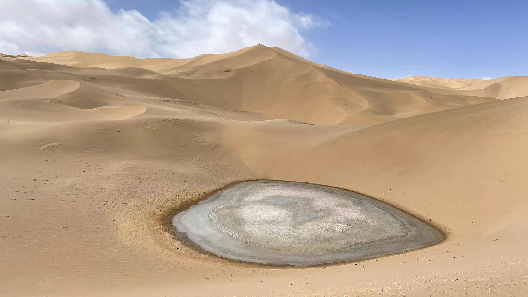 A frozen lake in the Kumukuli Desert in the Arjin Mountains, Xinjiang Uygur Autonomous Region, Northwest China, April 3, 2023. Cao Qingqing/CGTN