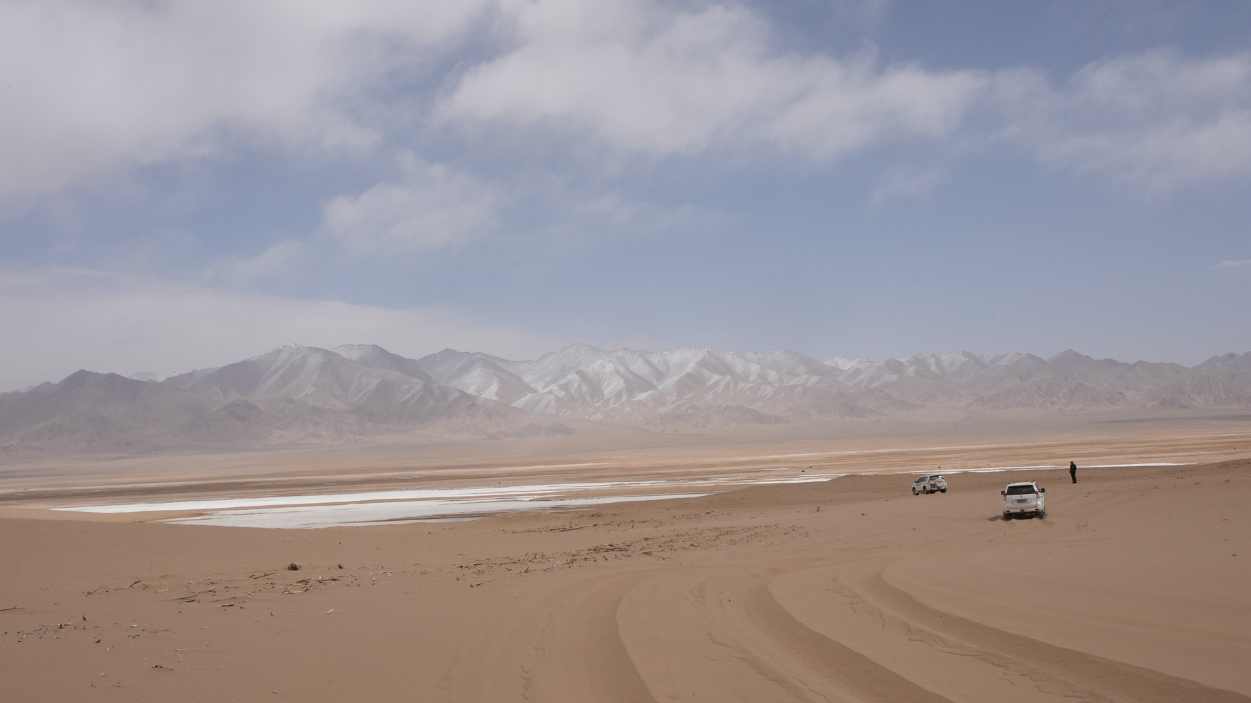A research team arrives at the edge of the desert via motorvehicles in the Arjin Mountains, April 3, 2023. Cao Qingqing/CGTN