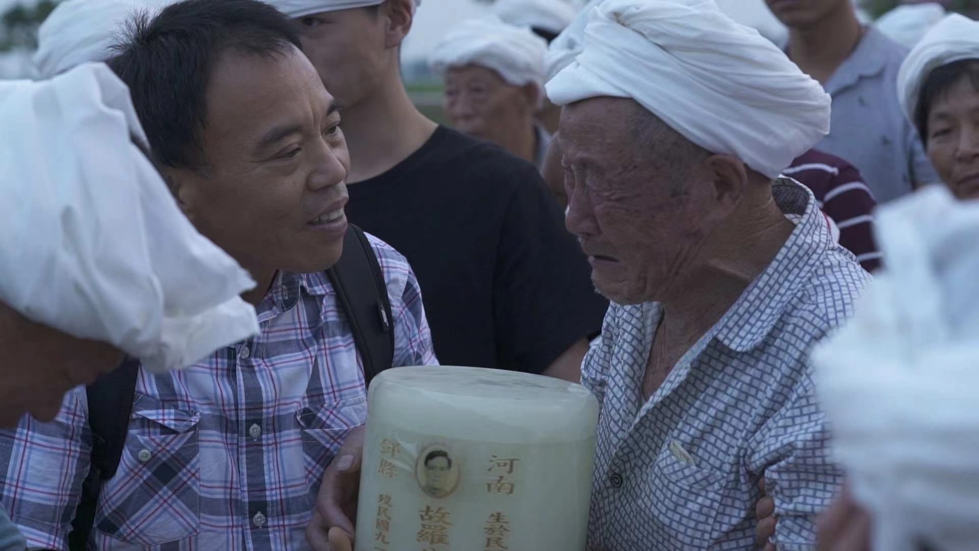 Over the past two decades, Liu had heard many elderly veterans in his neighborhood complain about being homesick. That's how the idea of helping them return home came into being. So far, Liu has carried the ashes of over 200 veterans back to their hometowns on the Chinese mainland for burial. Therefore, he's called 