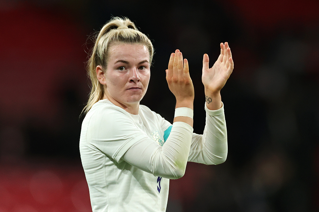 Lauren Hemp of England acknowledges fans after the 2-1 friendly win over USA at Wembley Stadium in London, England, October 7, 2022. /CFP