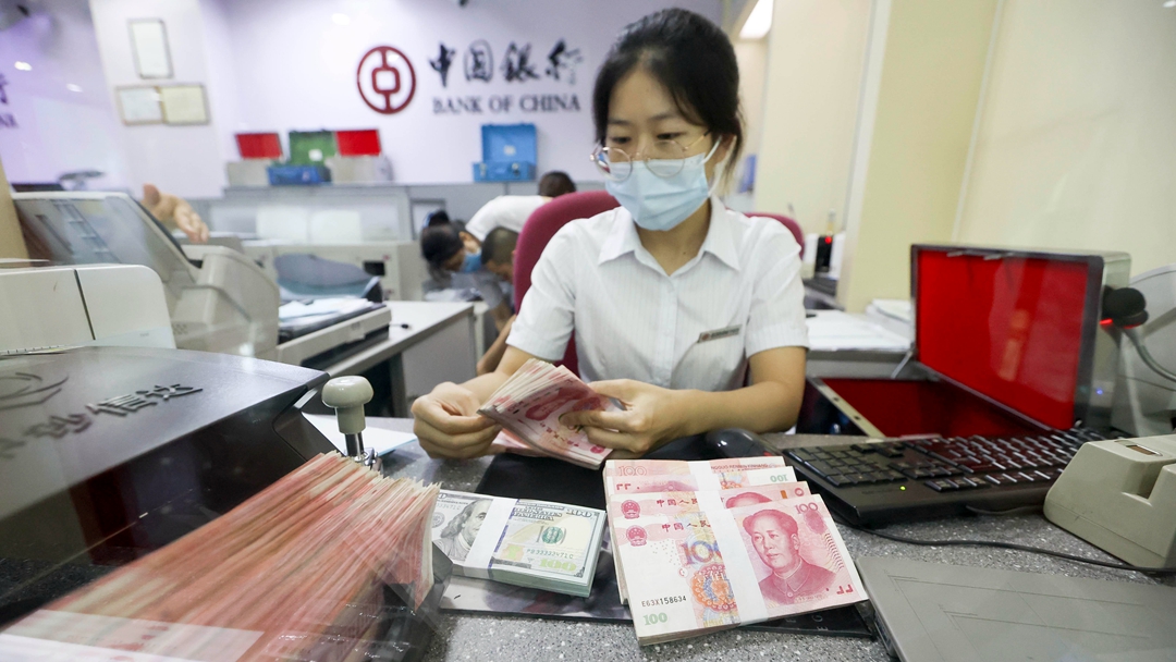 A Bank of China staff member counts currencies in Taiyuan, Shanxi Province, China, August 6, 2020. /CFP
