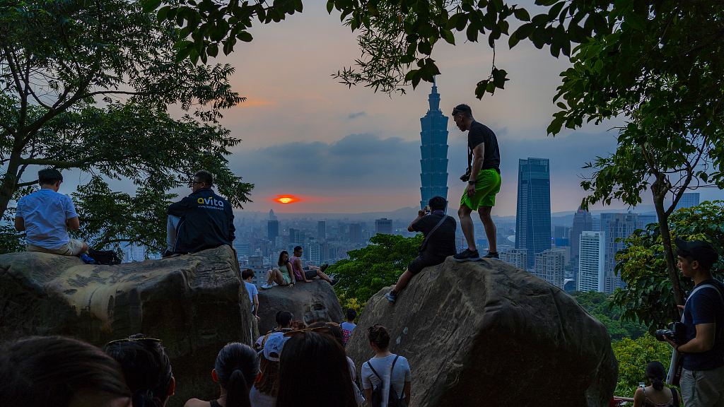 People watch the Taipei 101 skyscraper from the Xiangshan observation deck, May 18, 2018. /CFP