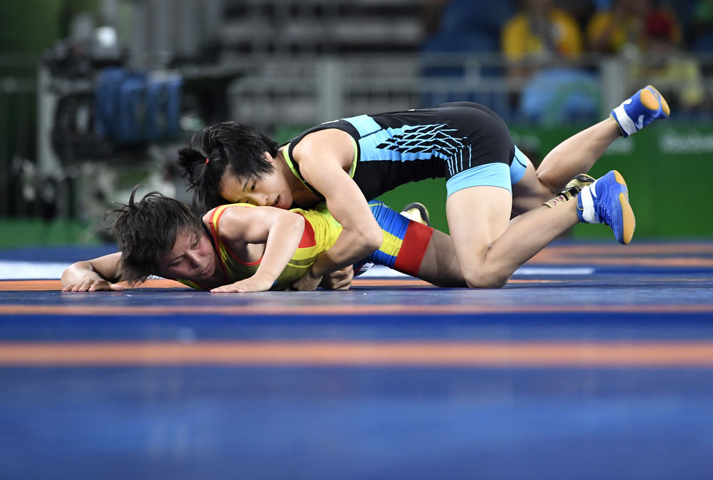 Sun Yanan (top) of China competes in the women's freestyle wrestling 48-kilogram bronze medal match against Zhuldyz Eshimova of Kazakhstan in the Rio de Janeiro Olympics at Carioca Arena 2 in Rio de Janeiro, Brazil, August 17, 2016. /Xinhua News Agency