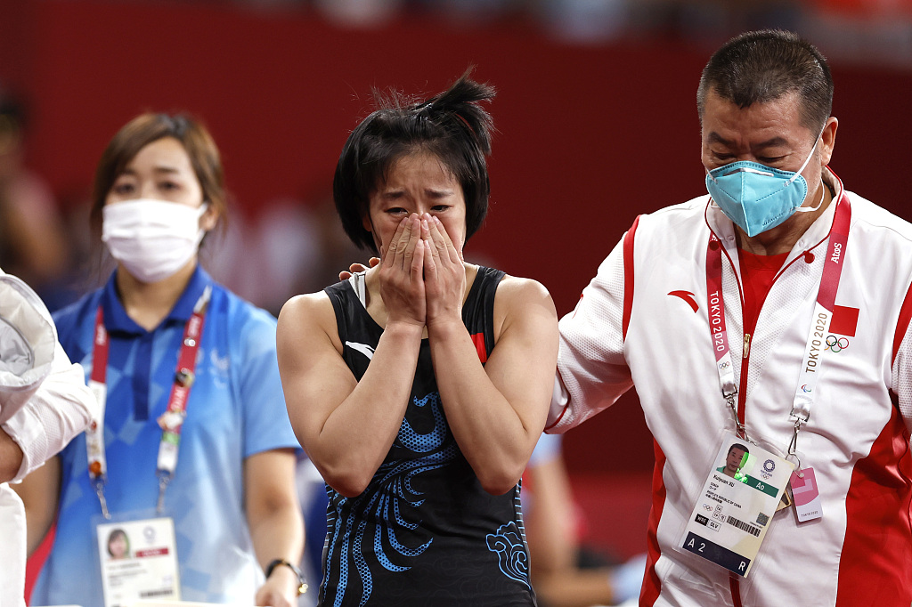 Sun Yanan (C) of China looks frustrated after losing to Yui Susaki of Japan in the women's freestyle wrestling 50-kilogram final in the Tokyo Olympics at Makuhari Messe in Tokyo, Japan, August 7, 2021. /CFP